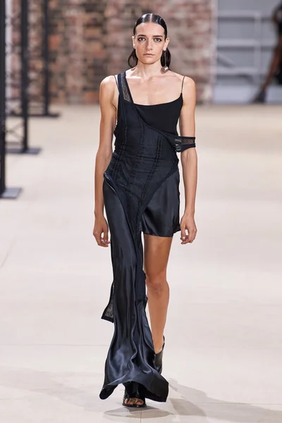 Look 16